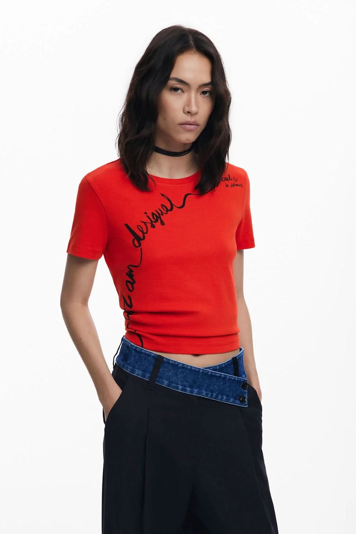 T-shirt illustré à manches courtes rouge avec inscription créative, ajusté et confortable.