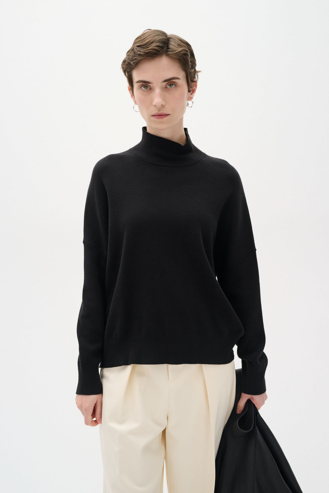 Col roulé Tenley en coton noir, design épuré avec manches longues et épaules tombantes, look décontracté et soigné.