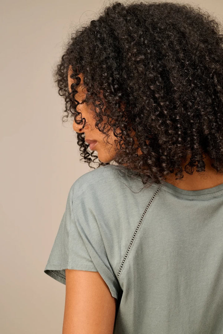 T-shirt ample à imprimé graphique vue de face pour femme Nile
