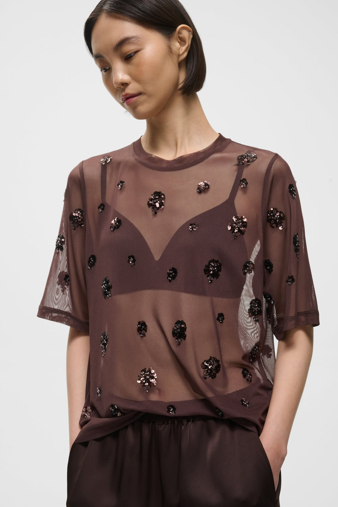 T-shirt Bami en tulle transparent noir à sequins floraux vue de face pour femme Inwear