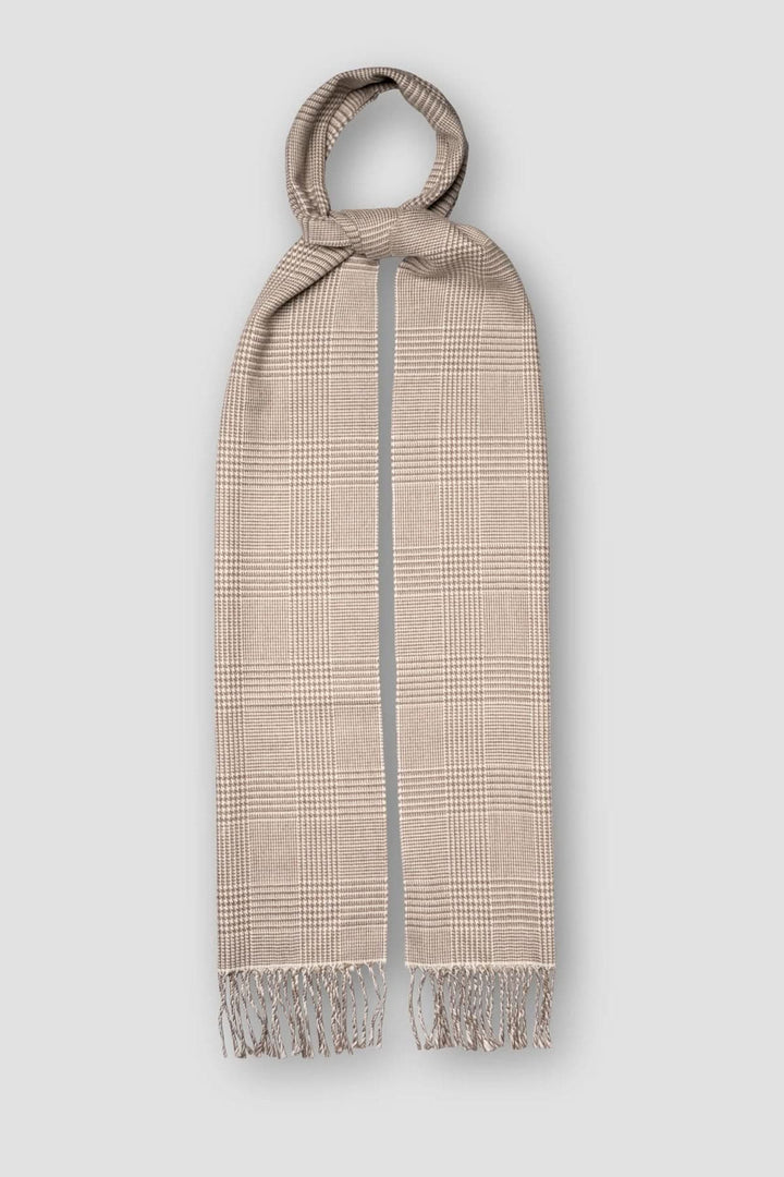 Foulard prince-de-galles à carreaux beige avec franges, élégant et luxueux pour toutes occasions.