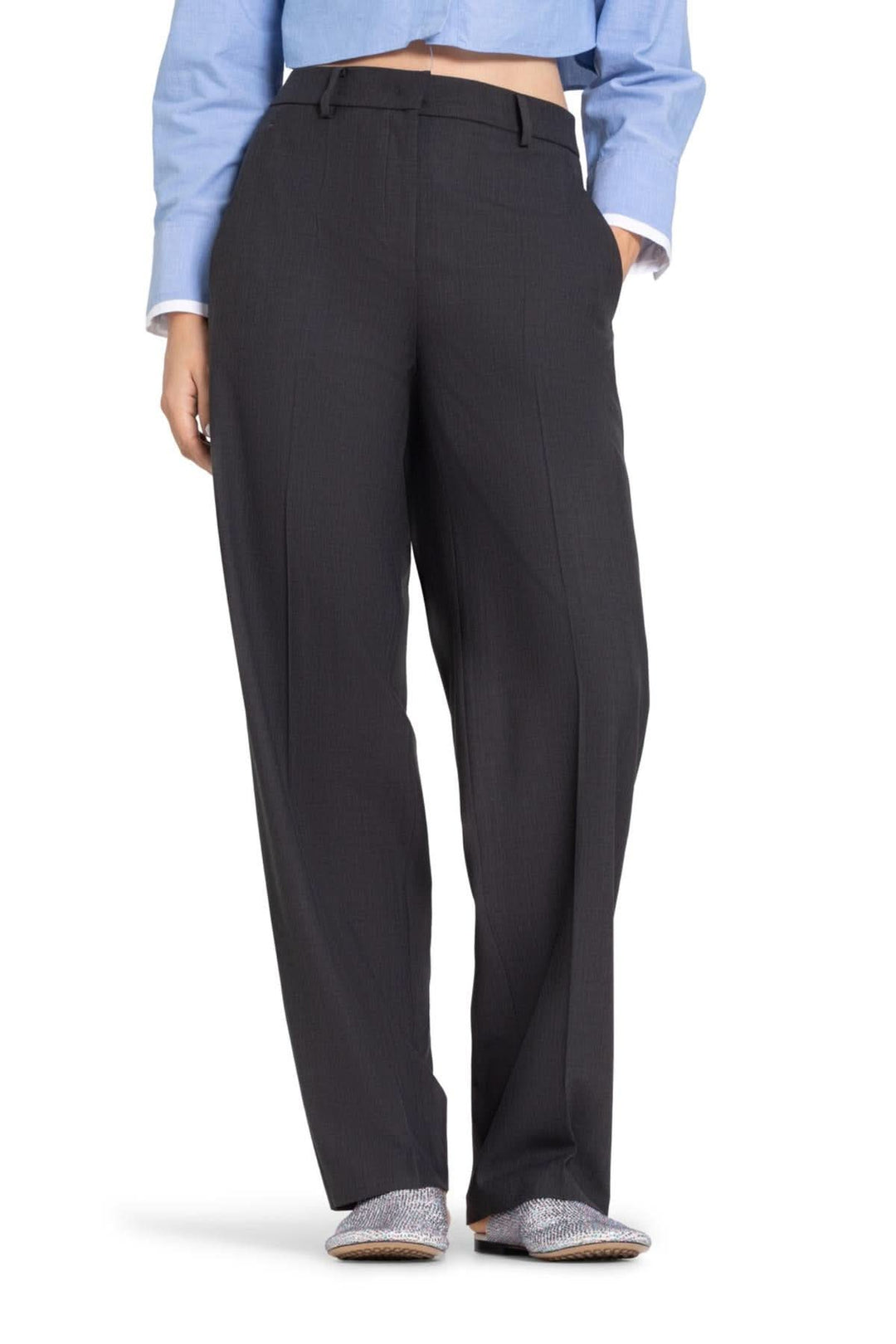 Pantalon Glam Slouch à jambe large, coupe fluide et rayures ton sur ton, idéal pour looks professionnels et décontractés.