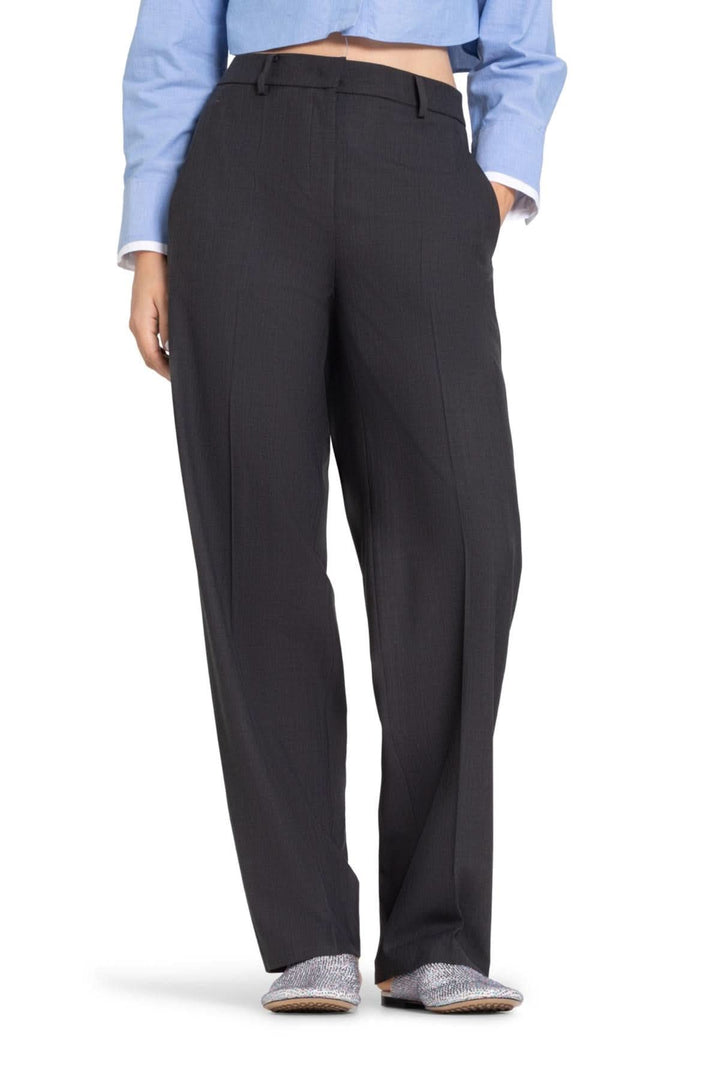 Pantalon Glam Slouch à jambe large, coupe fluide et rayures ton sur ton, idéal pour looks professionnels et décontractés.