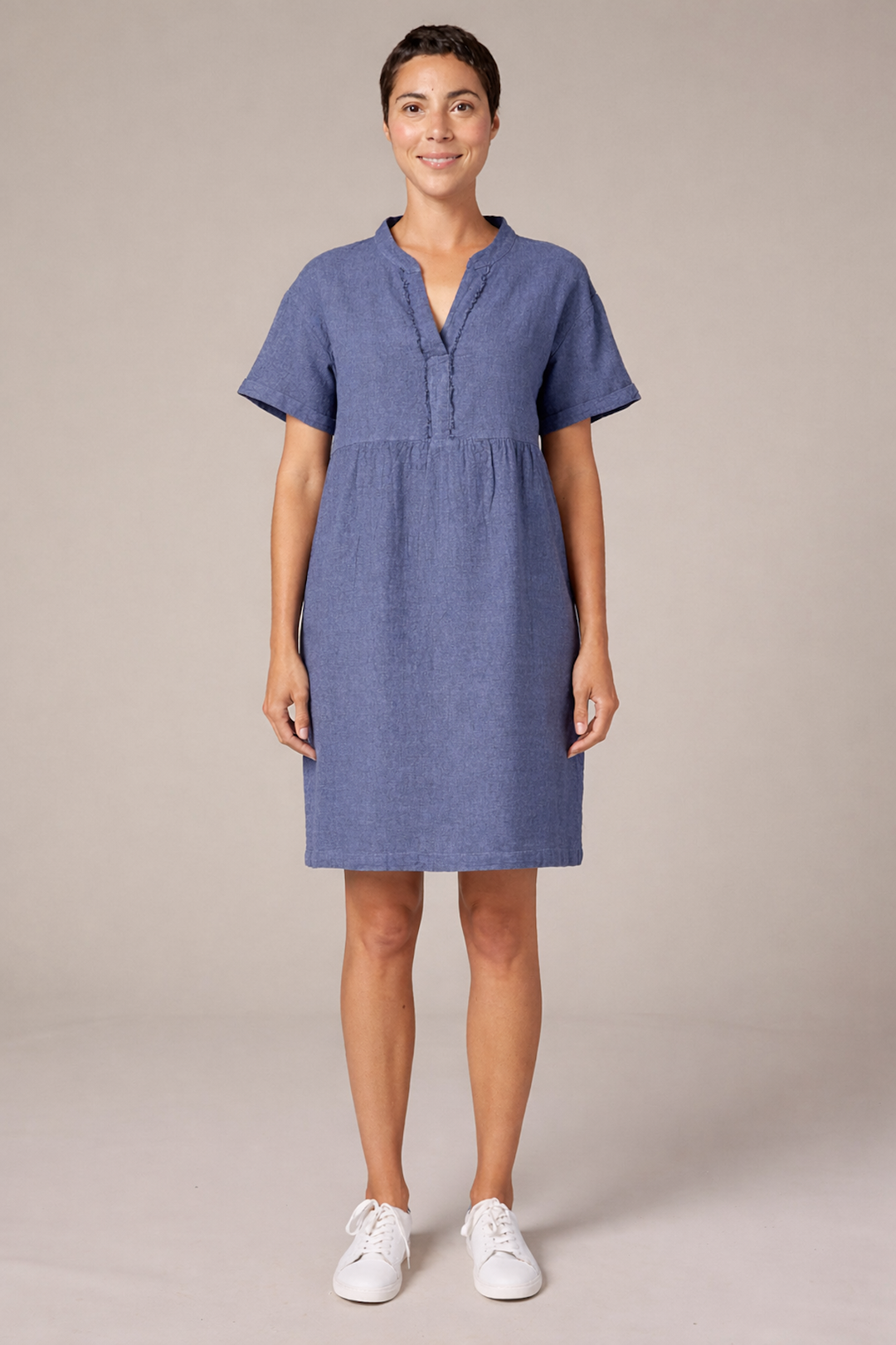 Robe en lin à encolure fendue avec manches courtes, coupe droite, détails sous poitrine, et longueur au-dessus du genou, vue face.