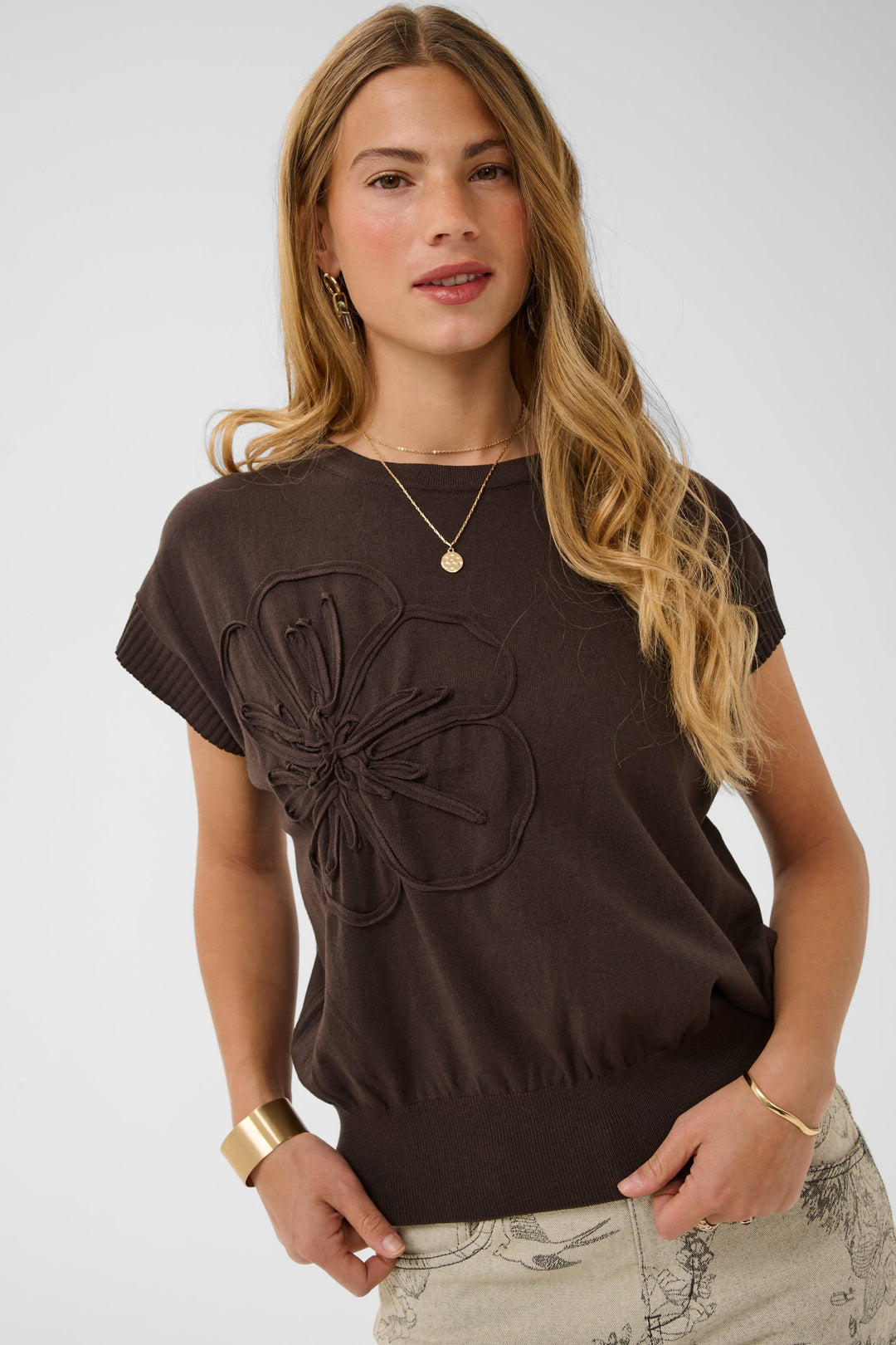 Vue en détail tricot à fleur appliquée écru femme Cream - Valérie Simon