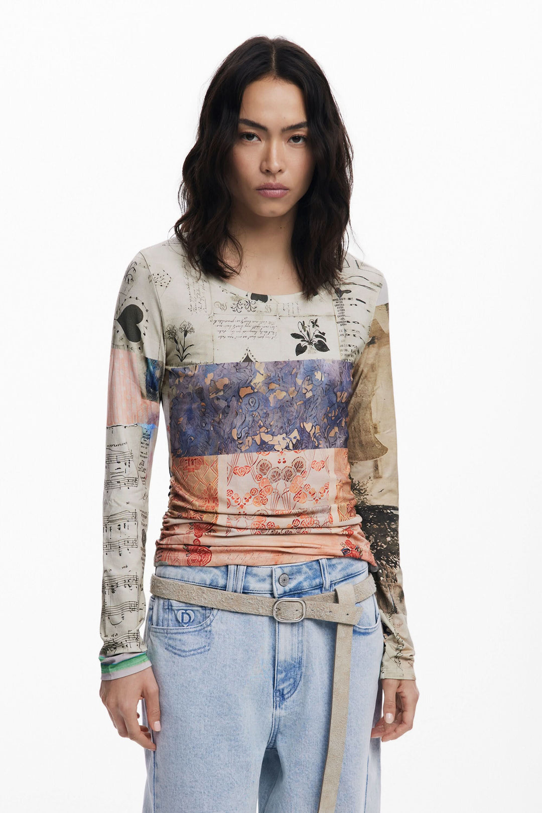 T-shirt imprimé patchwork aux textures vintage et motifs botaniques, porté avec un pantalon ample.