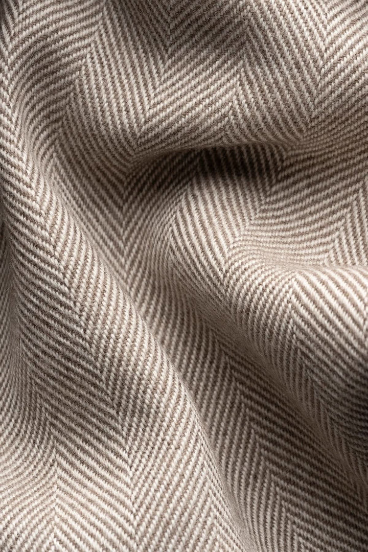Tissu en laine à chevrons ton sur ton, texturé et élégant, idéal pour foulards raffinés.