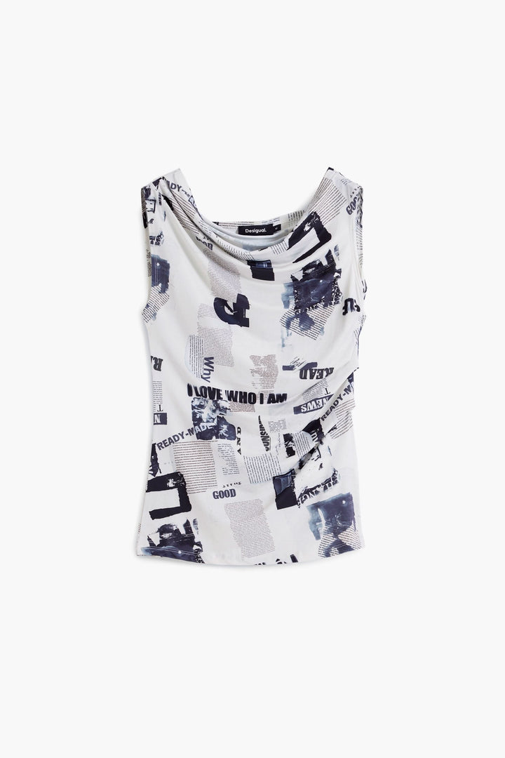 T-shirt drapé asymétrique à col bateau avec imprimé typographique contemporain et coupe près du corps.