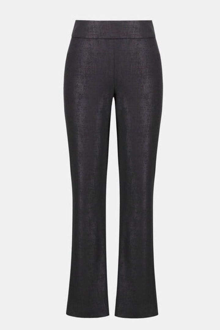Pantalon noir chic texturé, coupe droite et ajustée, sans fermeture, longueur cheville, élégant et moderne.