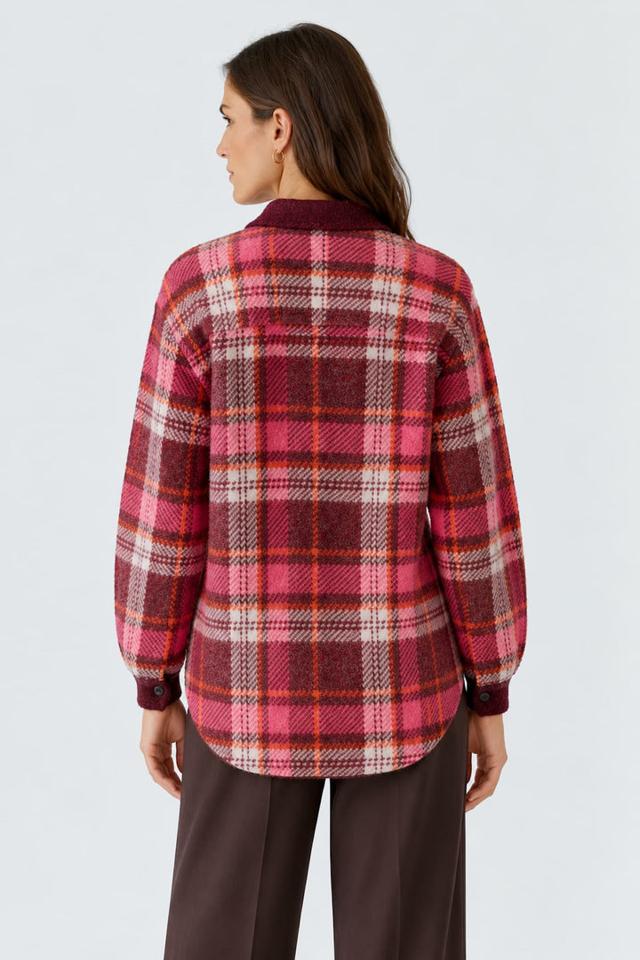 Veste-chemise à carreaux avec poches plaquées vue de face pour femme Oui