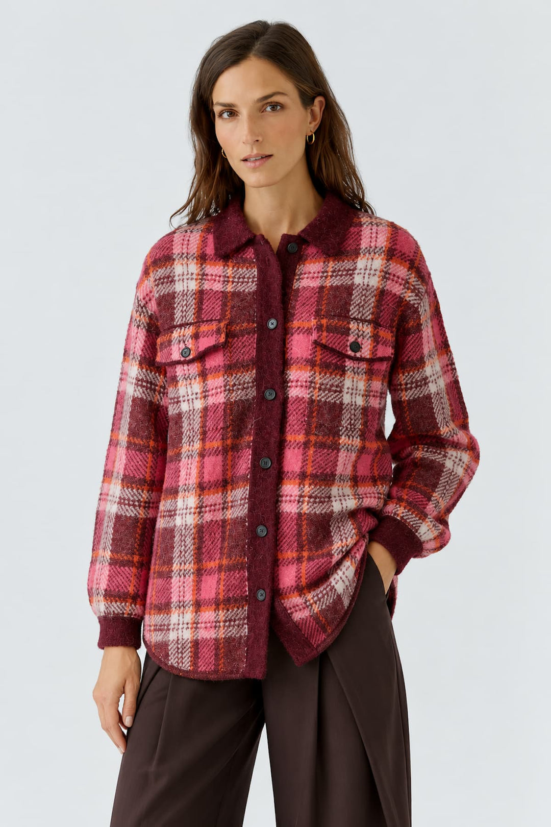 Veste-chemise à carreaux et poches plaquées vue de face pour femme Oui