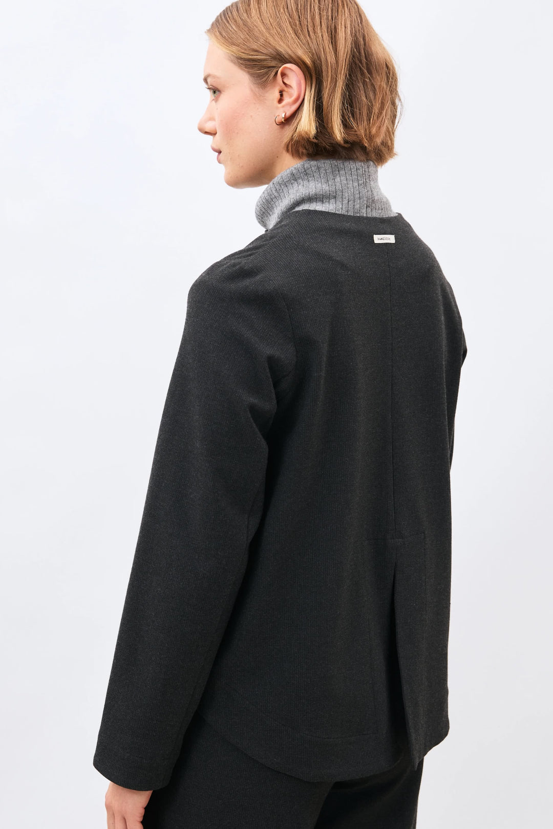 Veste courte structurée à col rond vue de face pour femme Humility