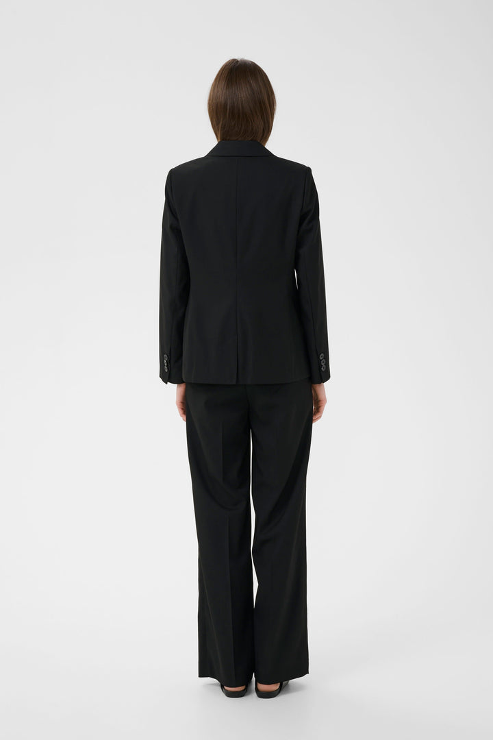 Veston cintré Cadie à col tailleur vue de face pour femme Inwear