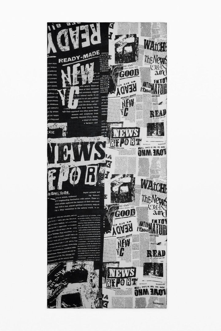 Foulard léger en imprimé collage de journaux, noir et blanc, style artistique moderne, polyvalent et élégant.