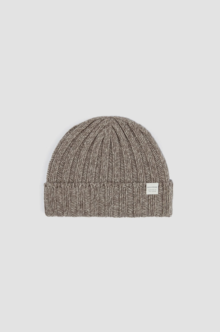 Tuque en maille épaisse avec motif côtelé, étiquette tissée, finition douce et chaude, parfaite pour l'hiver.