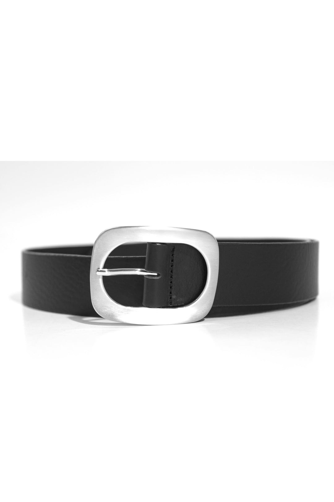 Ceinture large en cuir noir avec boucle argentée, idéale pour accessoriser robes et vestons.