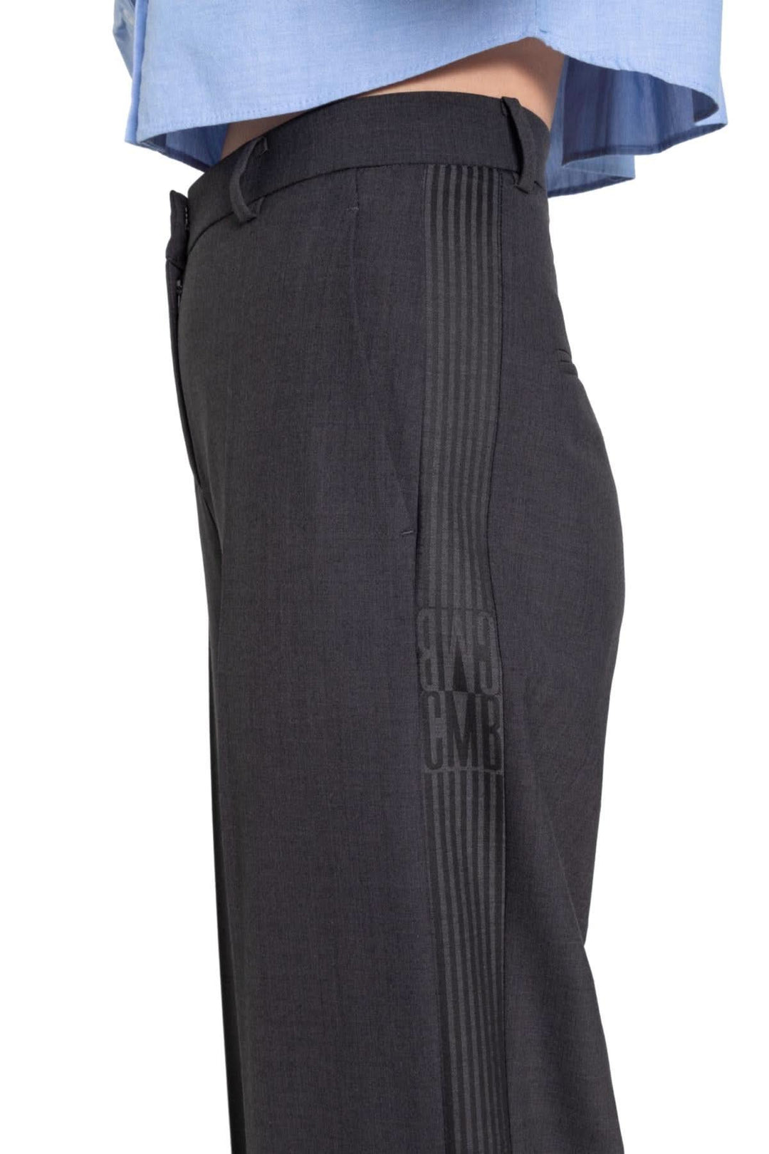 Pantalon Glam Slouch noir à jambe large avec détail rayé ton sur ton, porté avec une chemise bleue.