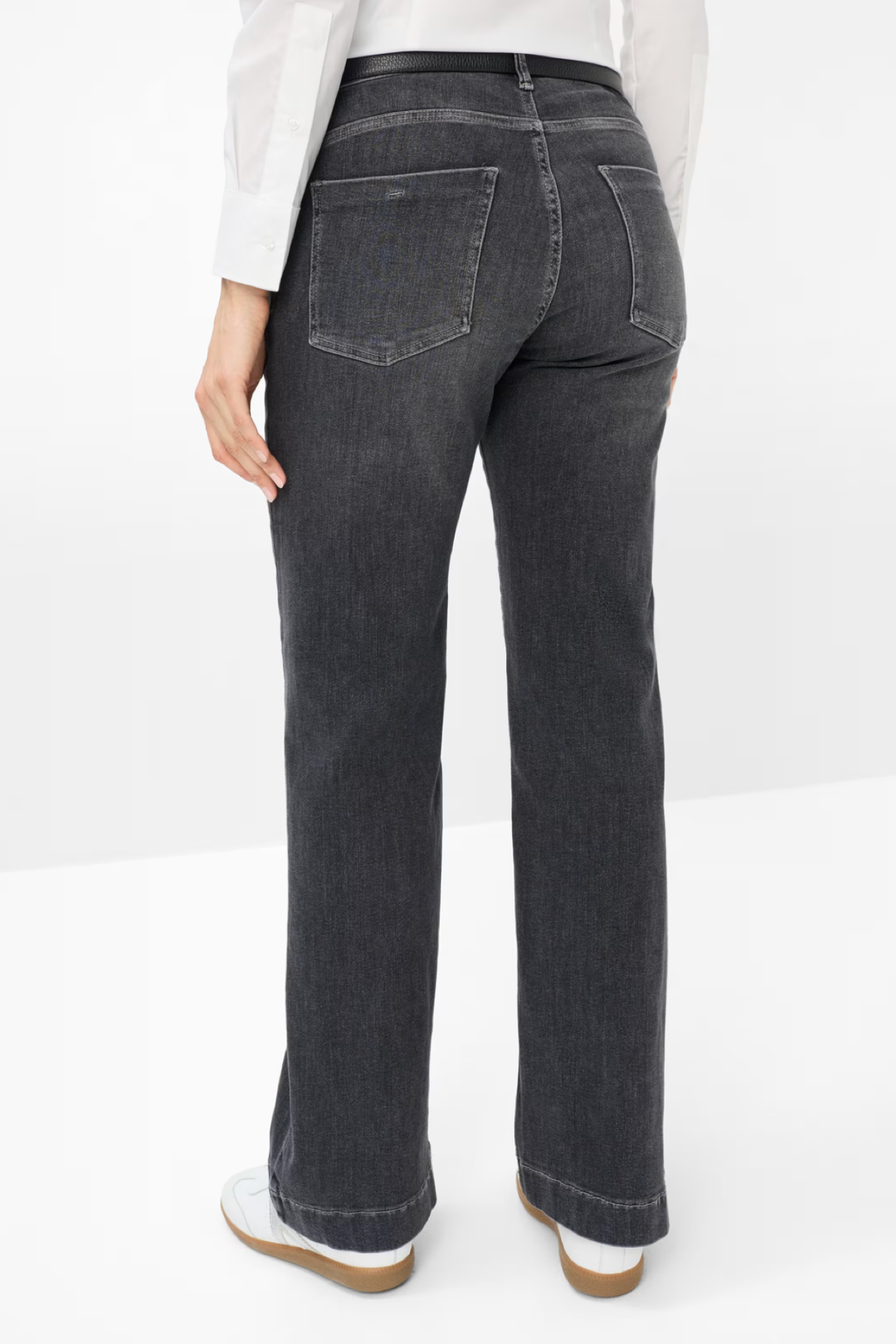 Jean délavé à la coupe évasée, vue arrière, taille mi-haute, idéal pour un look moderne et confortable.
