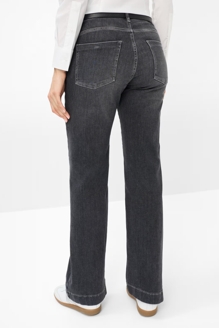Jean délavé à la coupe évasée, vue arrière, taille mi-haute, idéal pour un look moderne et confortable.