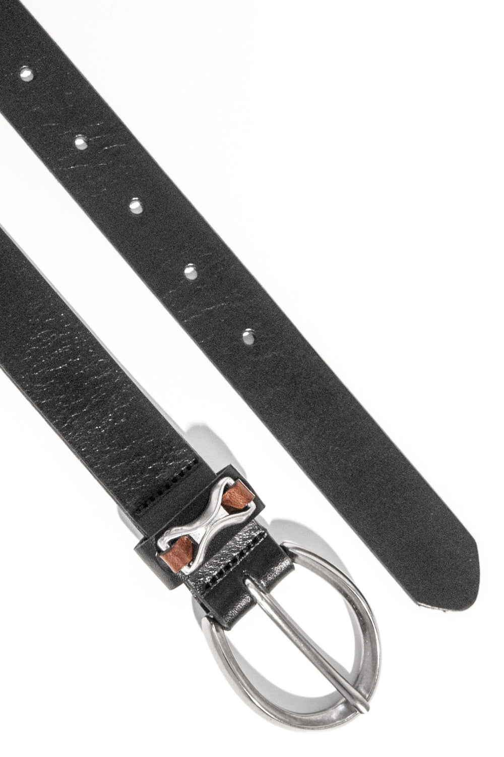 Ceinture en cuir noire avec une boucle distinctive et des détails en métal, parfaite pour compléter vos tenues.