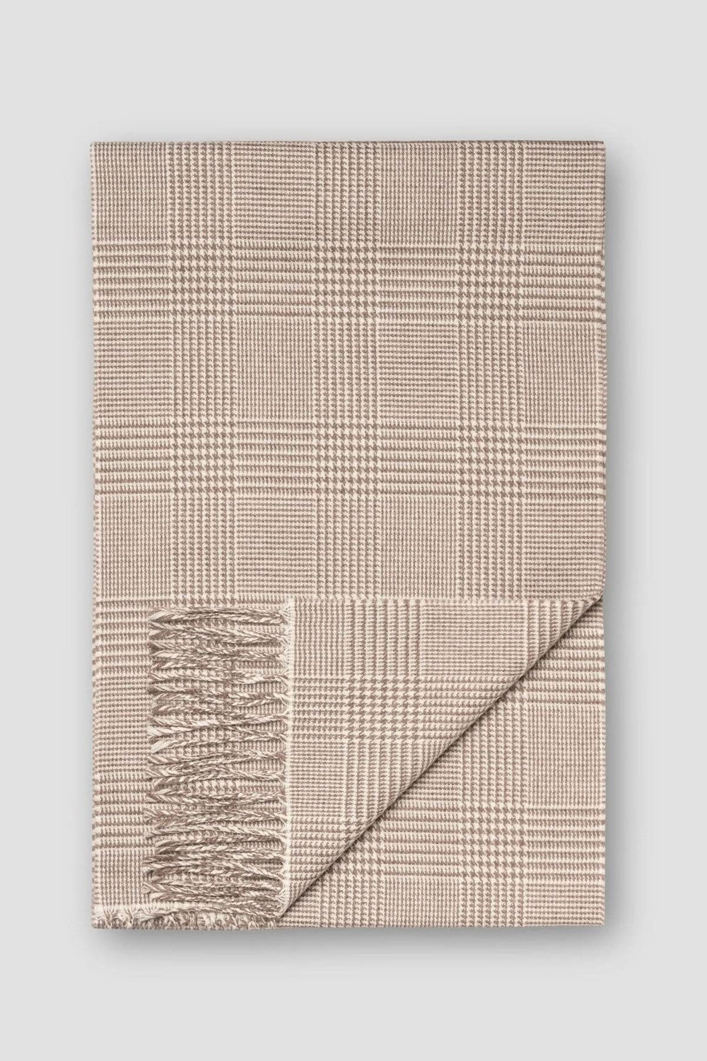 Foulard prince-de-galles en beige, motif à carreaux élégant avec finition frangée, accessoire chic et douillet.