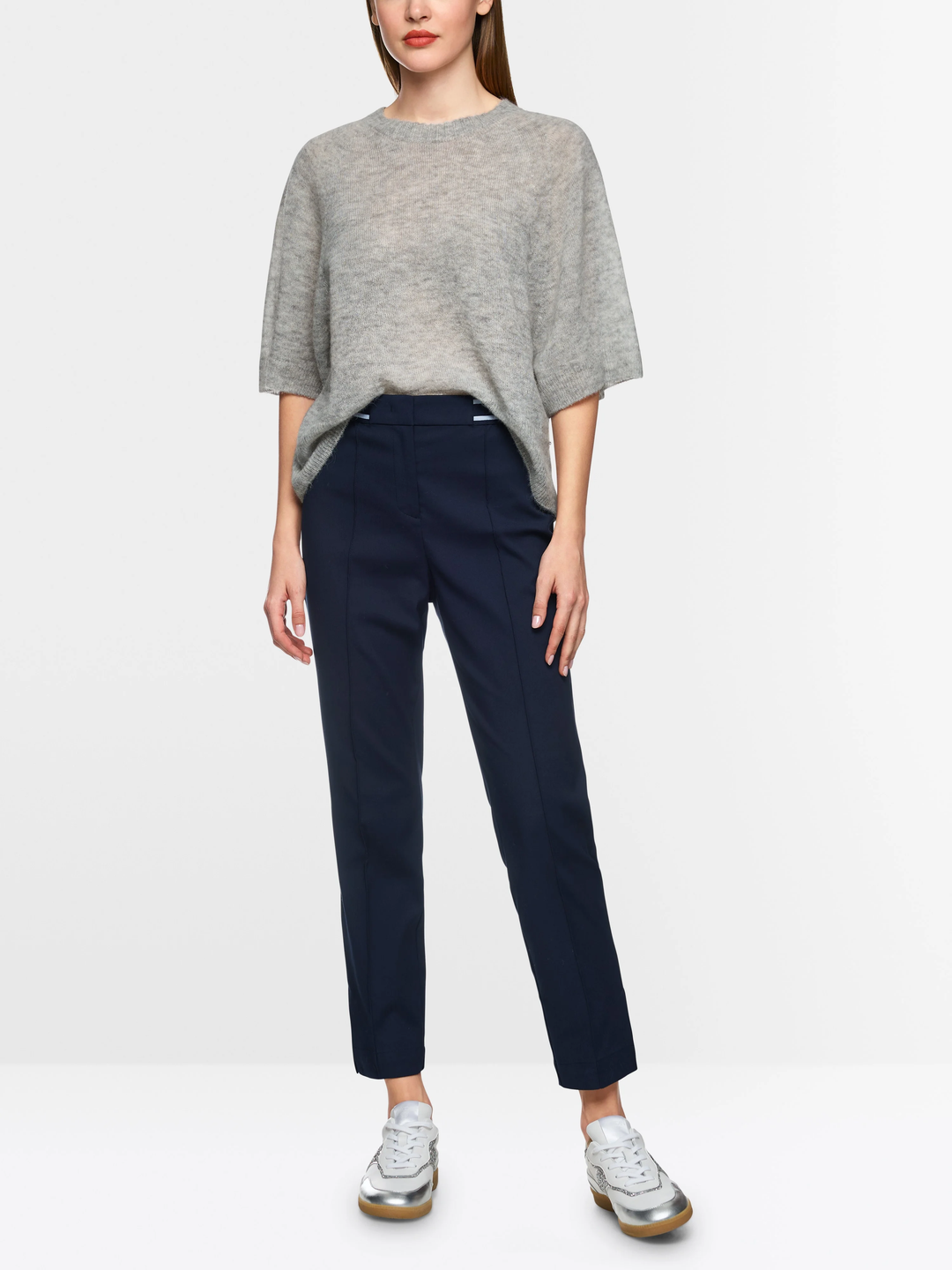 Femme portant un pantalon SYDNEY slim, élégant et durable, associé à un t-shirt gris pour un look professionnel.