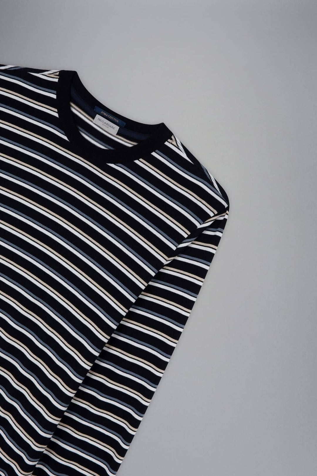 Chandail ligné noir et blanc, élégant et polyvalent, parfait pour un look décontracté ou habillé.