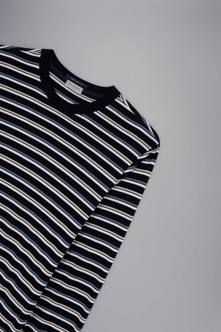 Chandail ligné noir et blanc, élégant et polyvalent, parfait pour un look décontracté ou habillé.