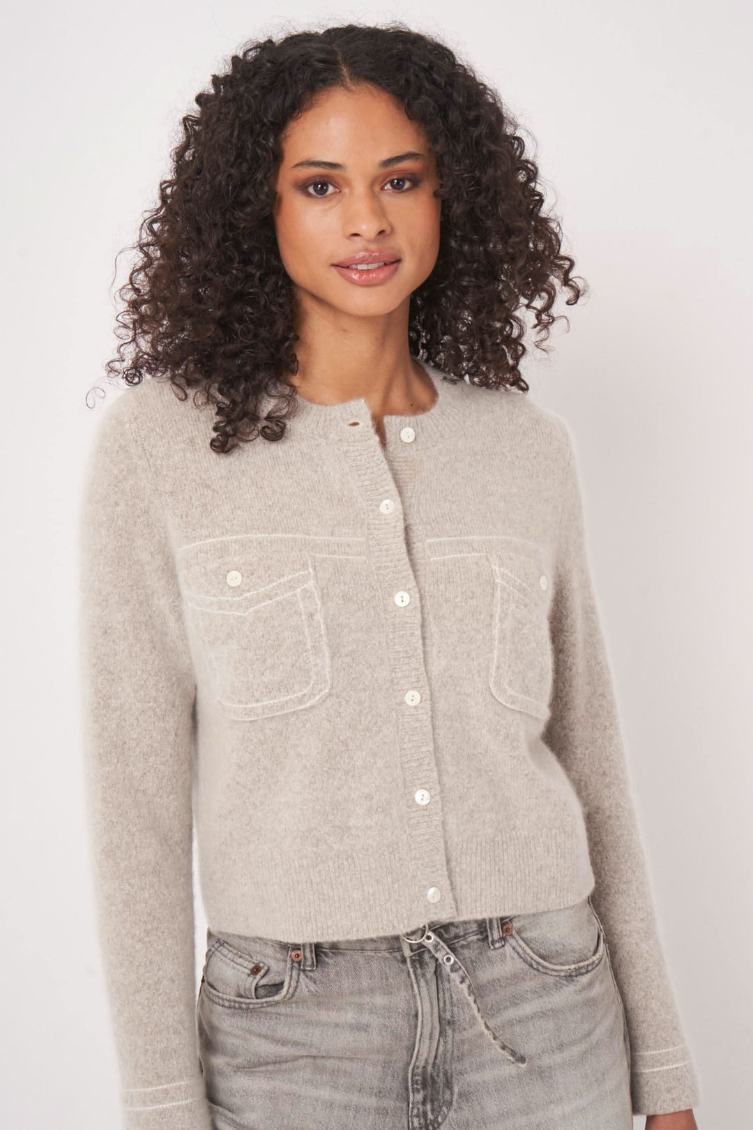 Cardigan avec poches plaquées en laine et cachemire, col rond, style élégant et décontracté.