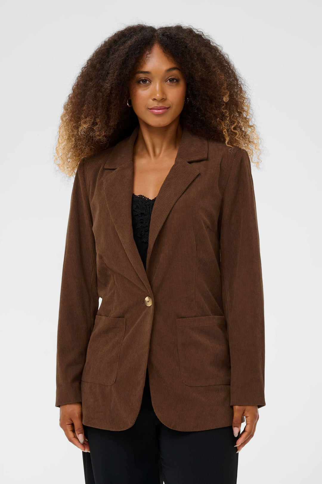 Femme portant le Veston Kanna en velours côtelé à bouton unique, élégant et confortable, idéal pour bureau ou week-end.