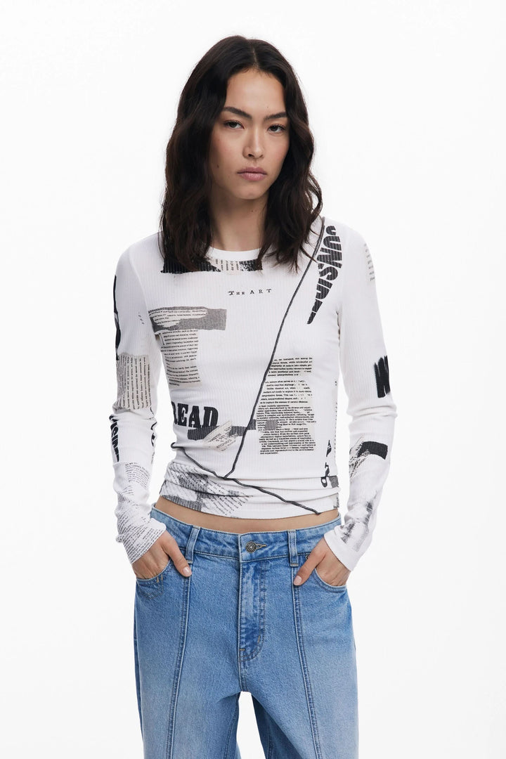 T-shirt à manches longues Mickey avec imprimé typographique, style moderne et graphique, porté avec un jeans.
