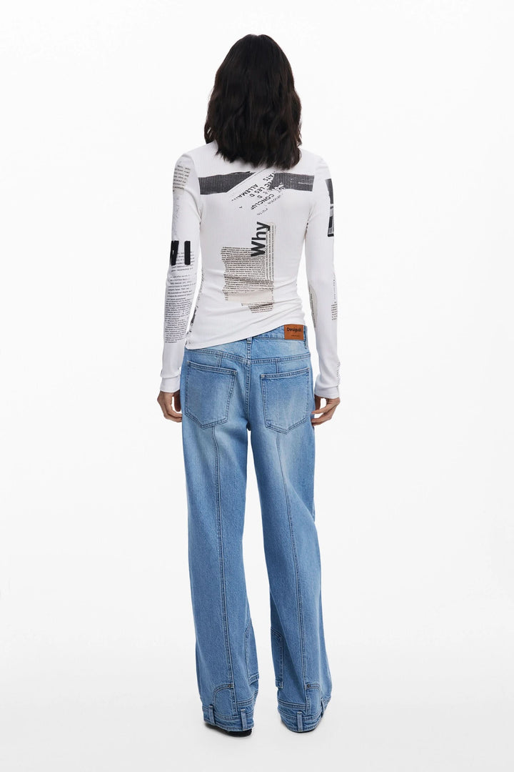 T-shirt Mickey à manches longues avec imprimé typographique, porté avec jeans décontractés, vue de dos.