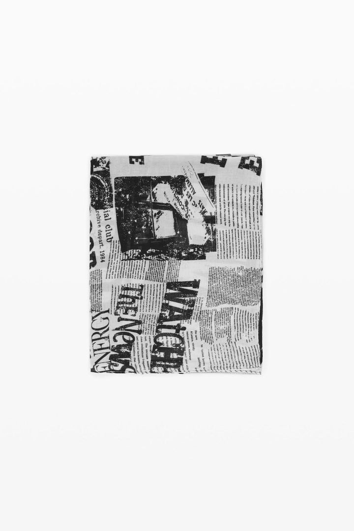 Foulard léger avec un imprimé graphique collage de journaux en noir et blanc, style contemporain et élégant.