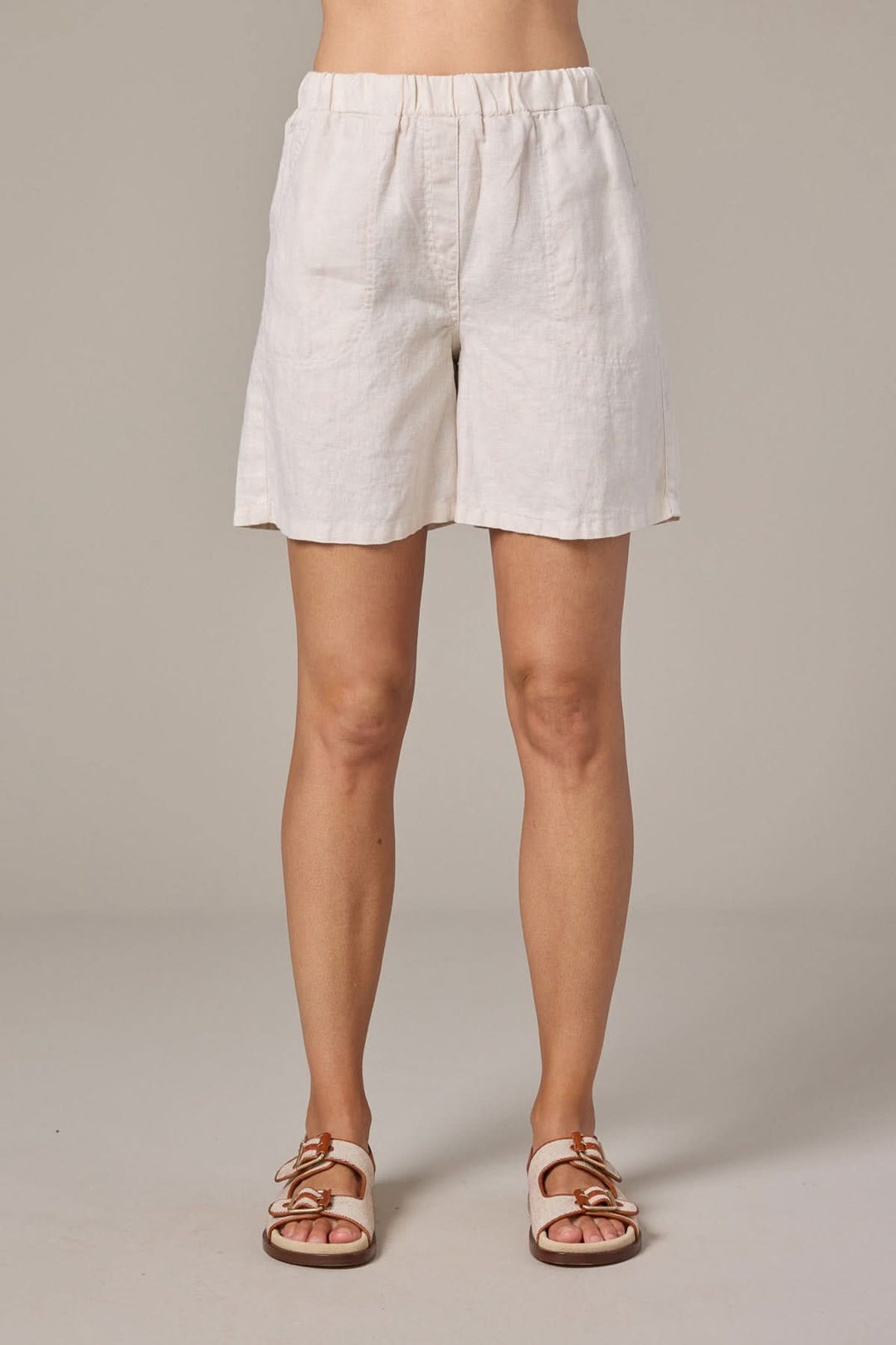 Short en lin à taille élastique, coupe droite mi-cuisse, poches latérales, confort et style pour l'été.