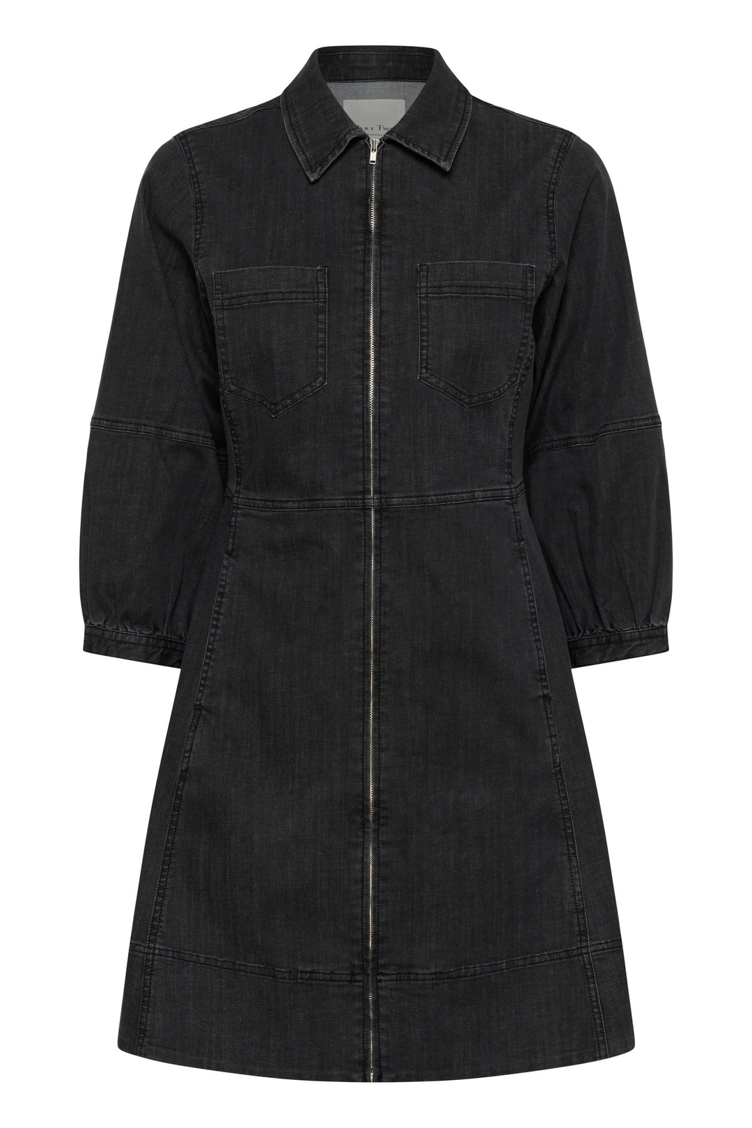 Robe Sanni en denim noir avec coupe structurée, zip intégral et poches poitrine, style moderne et confortable.