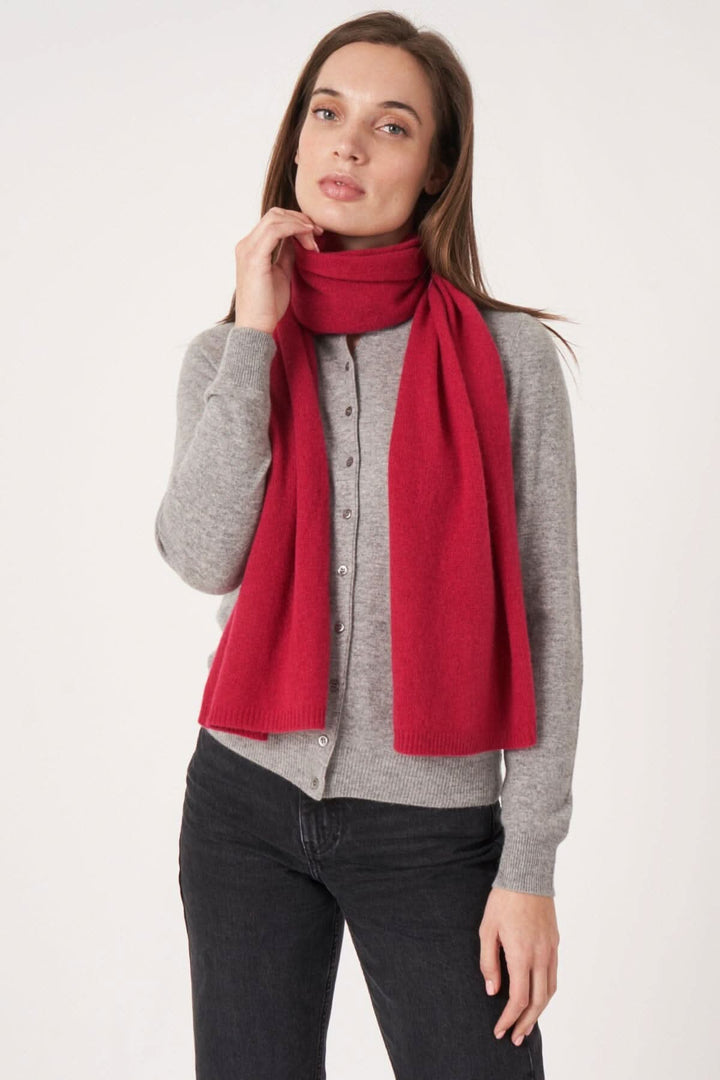 Foulard droit en cachemire rouge porté, ajoutant une touche de douceur et d&
