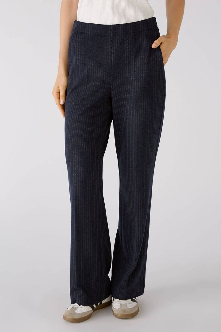 Pantalon droit à fines rayures gris marine, coupe large, élégant pour une tenue sophistiquée.