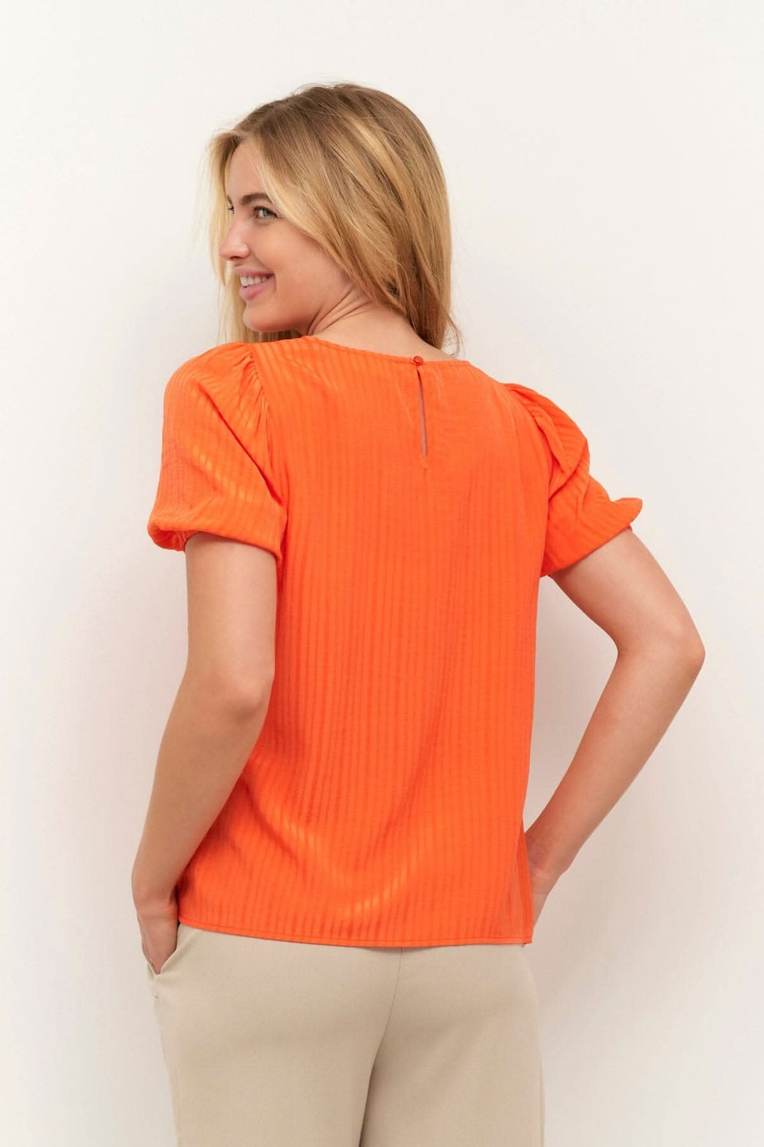 Blouse Silvia orange avec manches courtes, vue arrière, parfaite pour le printemps.