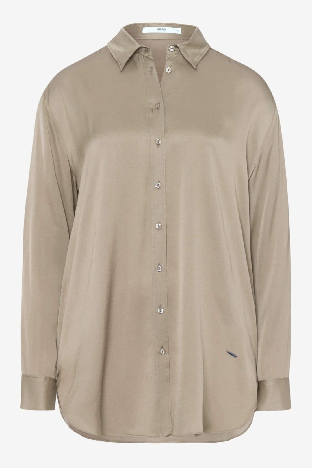 Chemisier femme à manches longues, en tissu fluide et col chemise classique, couleur beige.