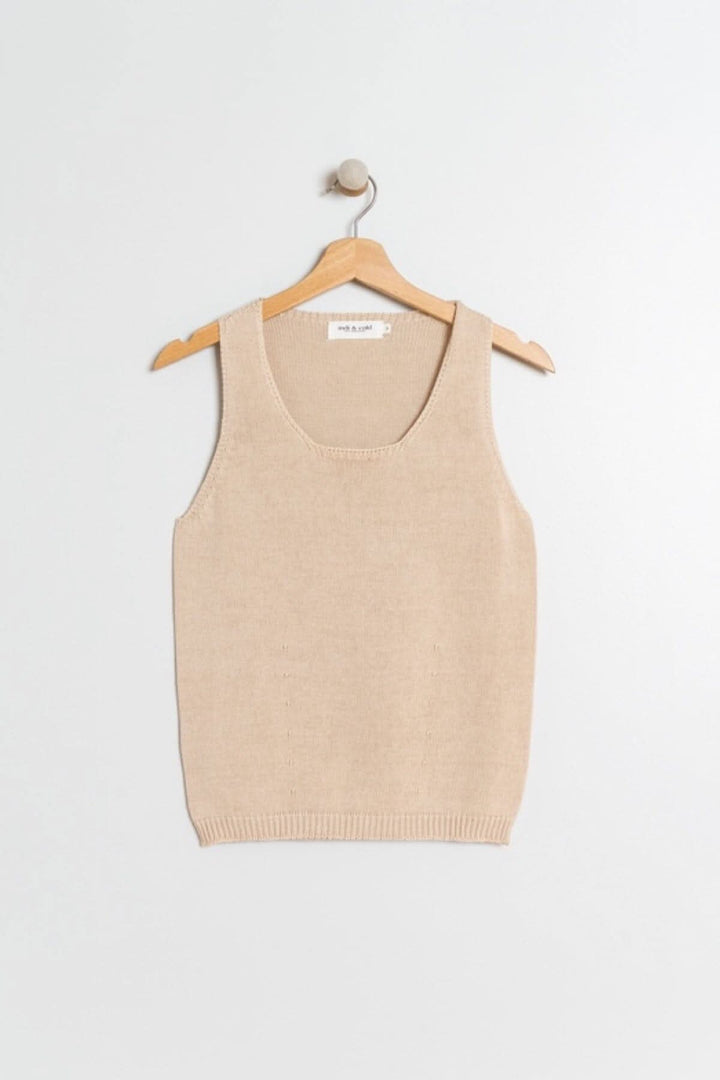 Camisole en tricot fin beige avec encolure dégagée, parfaite pour l&