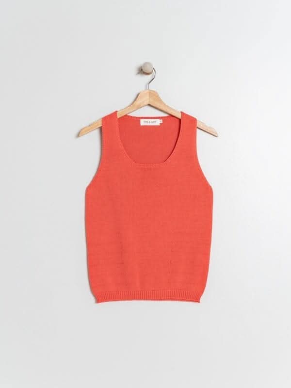 Camisole en tricot fin orange avec encolure en U, idéale pour l&