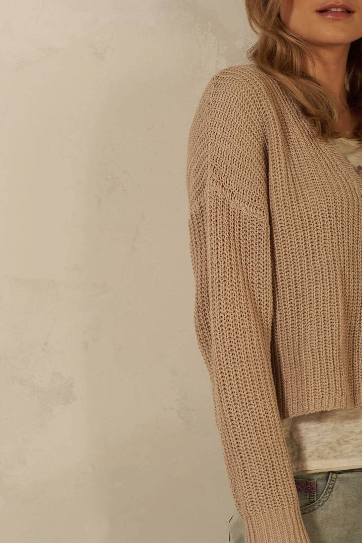 Cardigan à mailles en coton organique, manches longues, style décontracté, couleur beige.