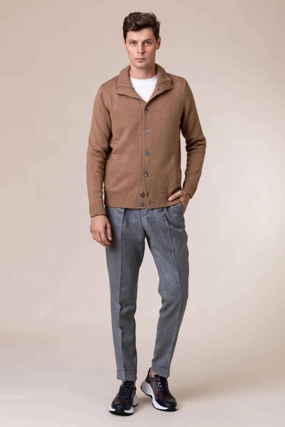 Homme portant un cardigan caramel Gran Sasso, style décontracté avec un pantalon gris.