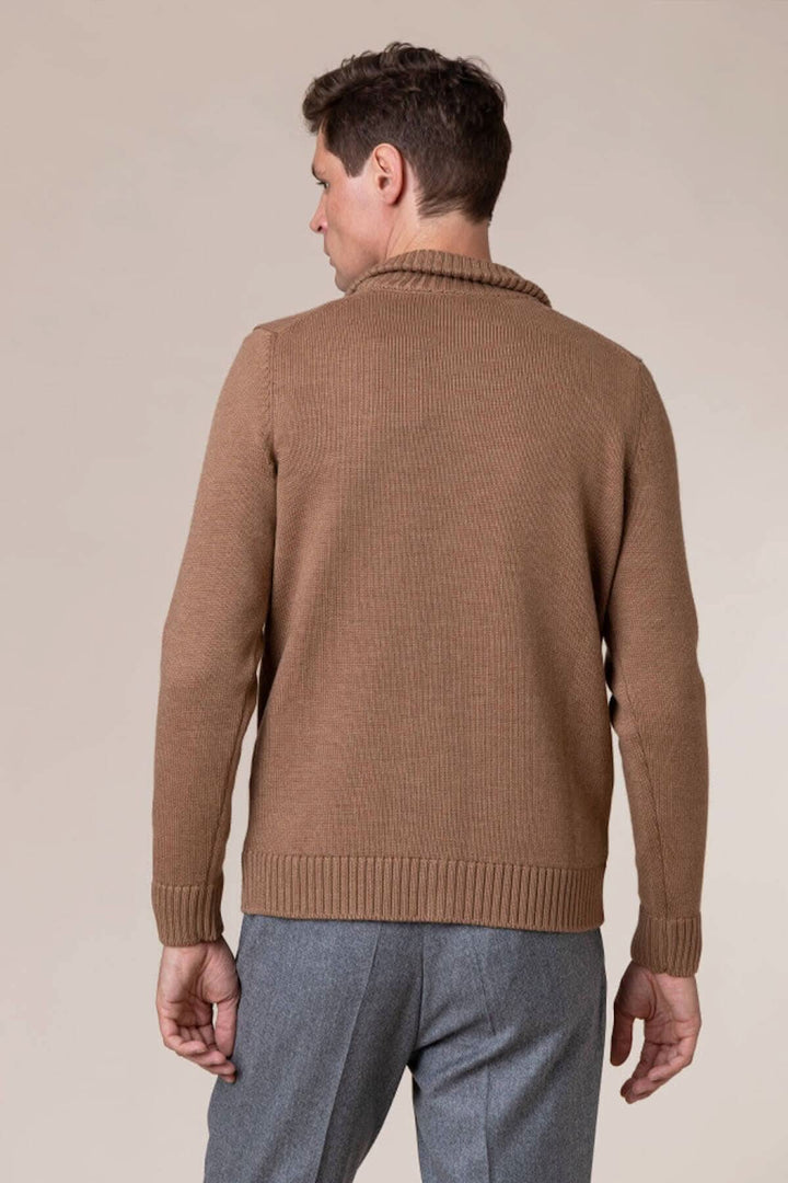 Homme portant un cardigan caramel Gran Sasso en laine, vue de dos, style élégant et confortable.