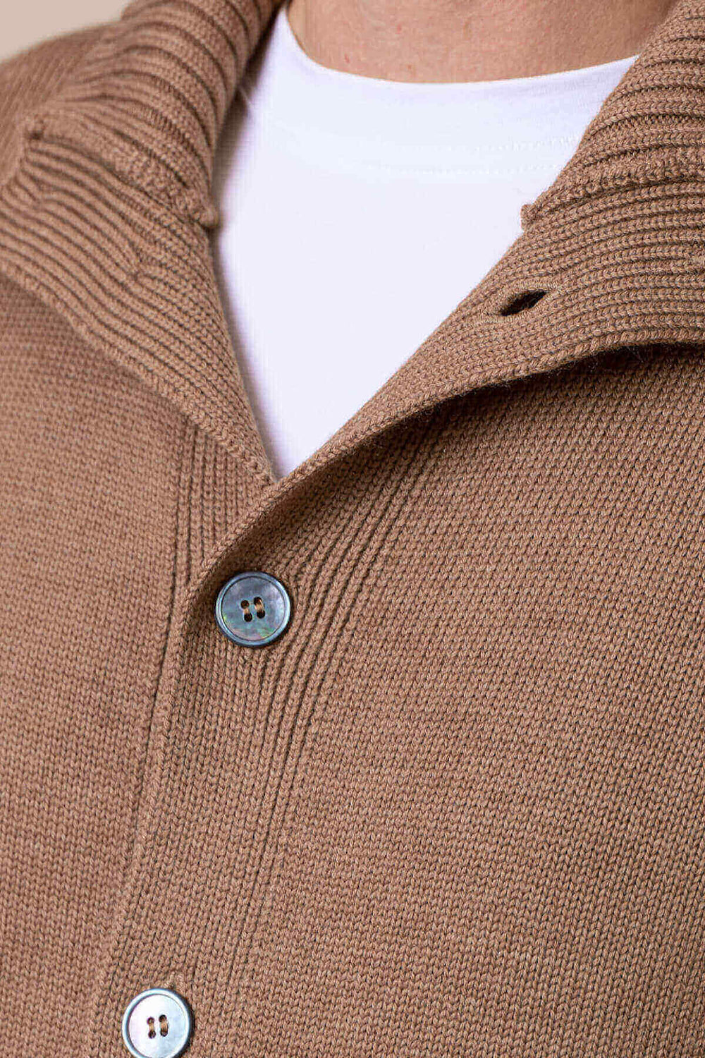 Cardigan Gran Sasso caramel, 100% laine, confortable et élégant, porté sur un t-shirt ou une chemise.