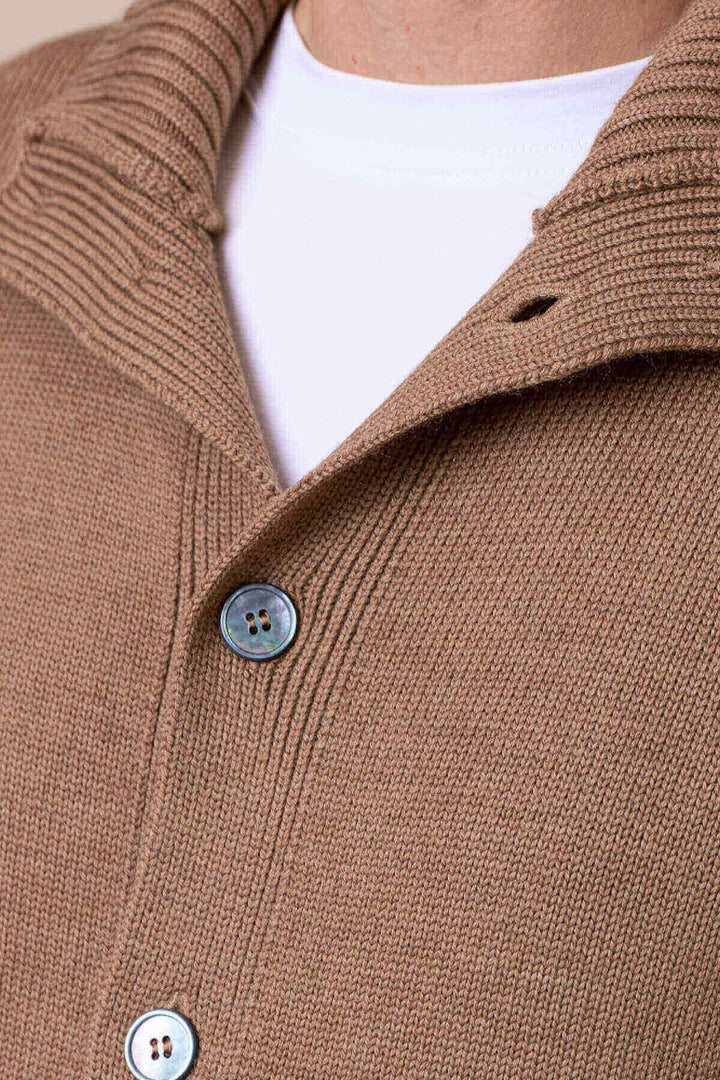 Cardigan Gran Sasso caramel, 100% laine, confortable et élégant, porté sur un t-shirt ou une chemise.
