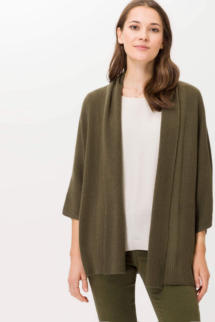 Femme portant un cardigan Taylor en laine mélangée olive, style décontracté avec col châle.