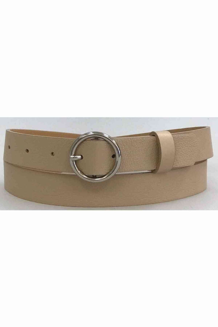 Ceinture en cuir beige avec anneau en argent, souple et élégante, parfaite pour compléter vos tenues.