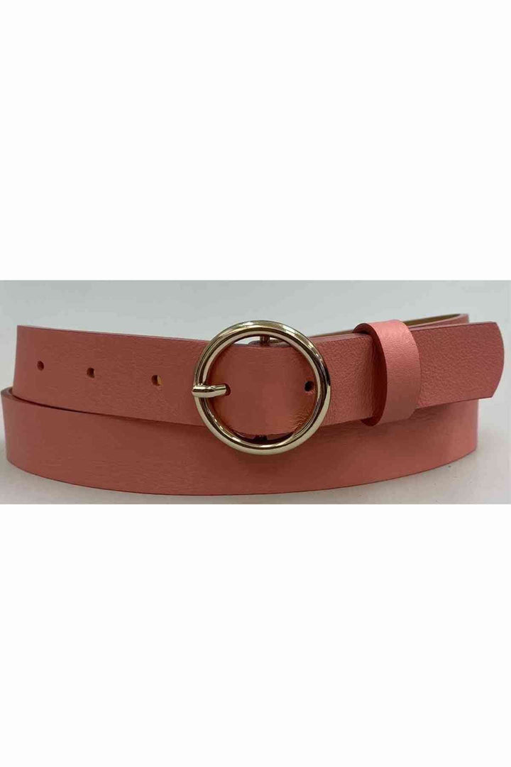Ceinture en cuir rose avec anneau en argent, souple et élégante, ajout parfait à vos tenues.