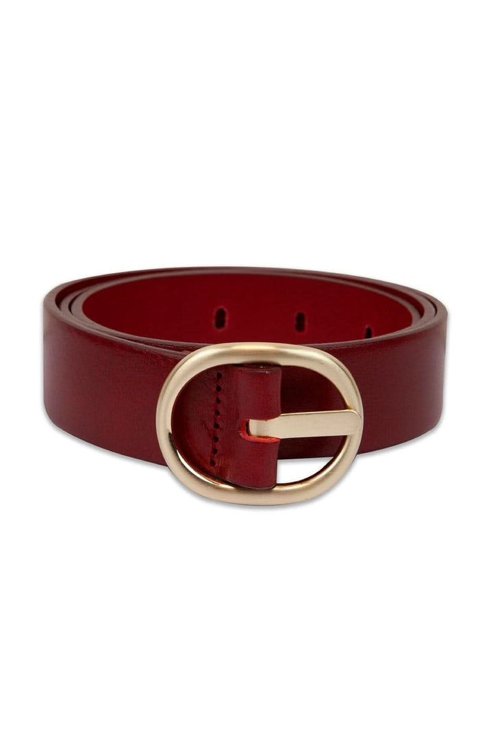 Ceinture en cuir rouge avec boucle dorée, idéale pour accompagner un jean.